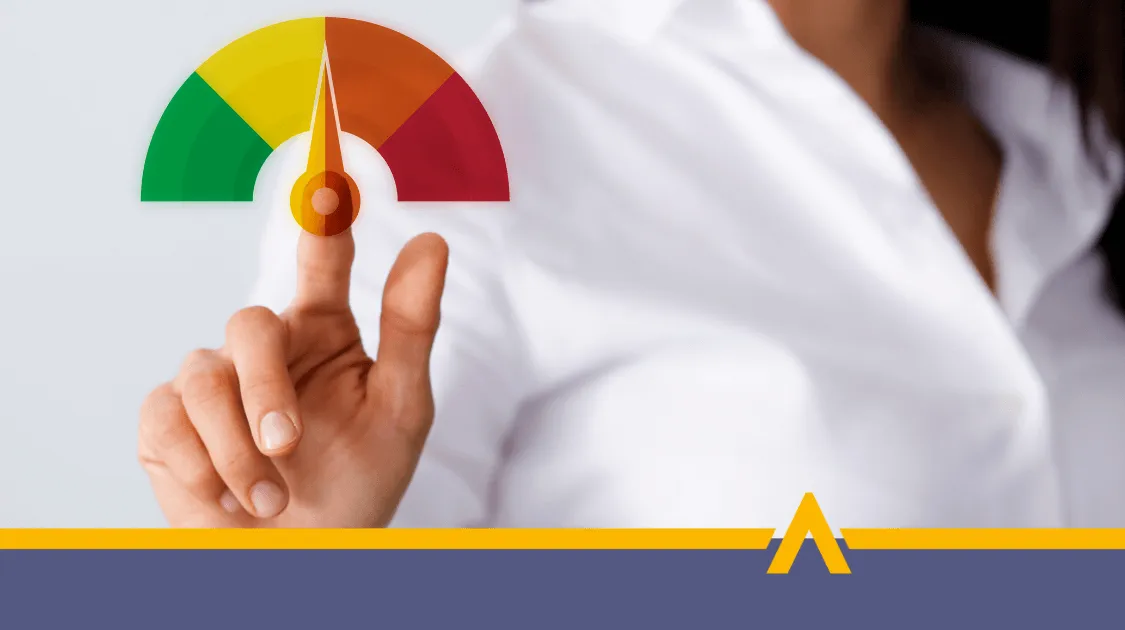 Osoba w białej koszuli dotyka wskaźnika poziomu wiarygodności finansowej